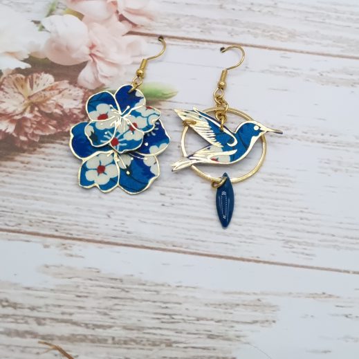 Boucles d'oreilles colibri et fleurs de cerisier en Tissu liberty Mitsi deep blue