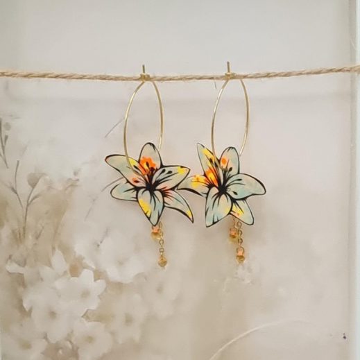 Boucles d'oreilles grandes créoles fleurs de lys en TISSU petit Pan Flower power blanc