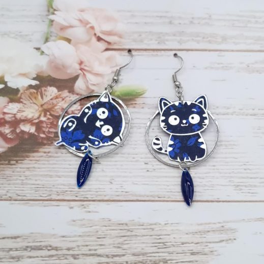 Boucles d'oreilles chat Kawai en liberty Capel indigo Boucles d'oreilles chat Kawai en liberty Capel indigo