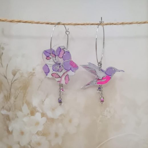 Boucles d'oreilles grandes créoles fleur de cerisier et colibri en TISSU liberty betsy fluo rose et lilas