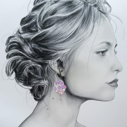 Boucles d'oreilles grandes créoles fleur de cerisier et colibri en TISSU liberty betsy fluo rose et lilas Boucles d'oreilles grandes créoles fleur de cerisier et colibri en TISSU liberty betsy fluo rose et lilas