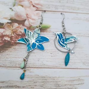 Boucles d'oreilles colibri et fleur de lys en Tissu art déco bleu