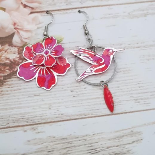 Boucles d'oreilles oiseau colibri et fleur de cerisier en liberty Betsy Candy kiss