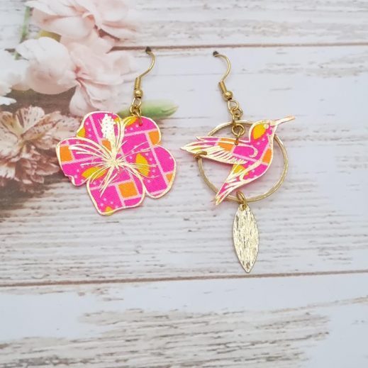 Boucles d'oreilles fleurs d'hibiscus et colibri en TISSU Petit Pan Citrus rose Boucles d'oreilles fleurs d'hibiscus et colibri en TISSU Petit Pan Citrus rose