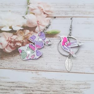 Boucles d'oreilles oiseau colibri et fleurs d'hortensia en liberty Betsy fluo rose et lilas