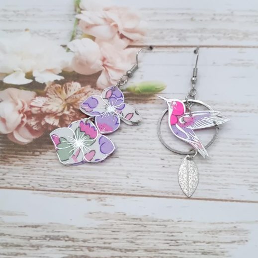 Boucles d'oreilles oiseau colibri et fleurs d'hortensia en liberty Betsy fluo rose et lilas