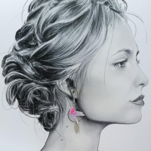 Boucles d'oreilles oiseau colibri et fleurs d'hortensia en liberty Betsy fluo rose et lilas Boucles d'oreilles oiseau colibri et fleurs d'hortensia en liberty Betsy fluo rose et lilas