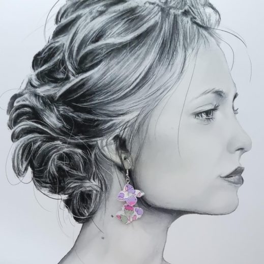 Boucles d'oreilles oiseau colibri et fleurs d'hortensia en liberty Betsy fluo rose et lilas Boucles d'oreilles oiseau colibri et fleurs d'hortensia en liberty Betsy fluo rose et lilas