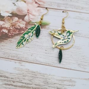 Boucles d'oreilles dépareillées asymétriques Papillon et lys en tissus coton liberty Strawberry thief émeraude et acier inoxydable doré