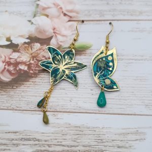 Boucles d'oreilles papillon et fleur de lys en TISSU liberty Strawberry Thief émeraude