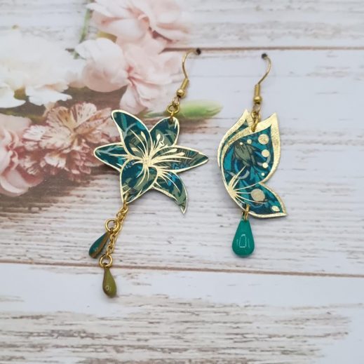 Boucles d'oreilles papillon et fleur de lys en TISSU liberty Strawberry Thief émeraude