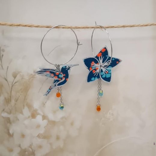 Boucles d'oreilles grandes créoles fleur de tiaré et colibri en TISSU Petit Pan Hanako orage