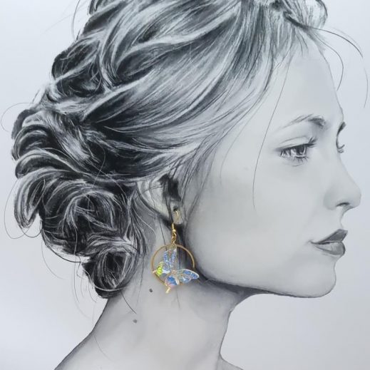 Boucles d'oreilles papillon et hibiscus en liberty Margaret Annie fluo givré Boucles d'oreilles papillon et hibiscus en liberty Margaret Annie fluo givré