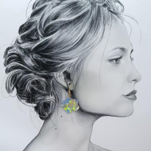 Boucles d'oreilles papillon et hibiscus en liberty Margaret Annie fluo givré Boucles d'oreilles papillon et hibiscus en liberty Margaret Annie fluo givré