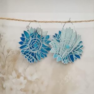 Boucles d'oreilles grandes créoles grands tournesols en Tissu Art déco bleu