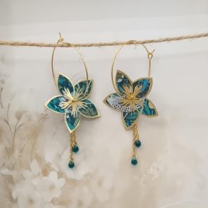 Boucles d'oreilles grandes créoles Fleurs de Tiaré en tissu Liberty Strawberry thief émeraude