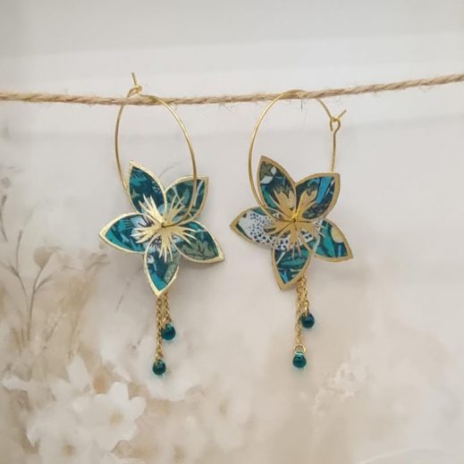 Boucles d'oreilles grandes créoles Fleurs de Tiaré en tissu Liberty Strawberry thief émeraude