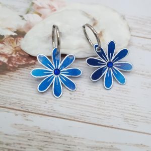 Boucles d'oreilles petites créoles marguerite en Tissu féérie bleue