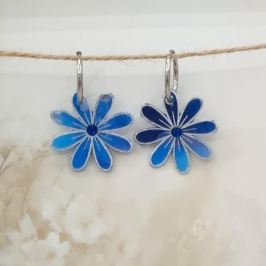 Boucles d'oreilles petites créoles marguerite en Tissu féérie bleue Boucles d'oreilles petites créoles marguerite en Tissu féérie bleue