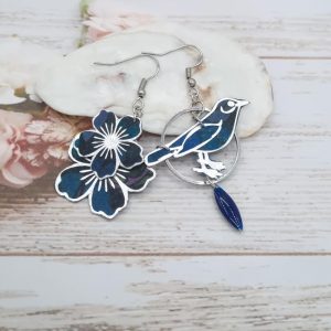 Boucles d'oreilles oiseau merle et fleur de cerisier en liberty Erica navy