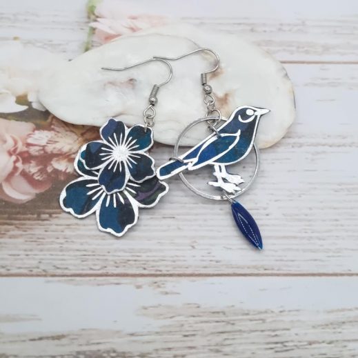 Boucles d'oreilles oiseau merle et fleur de cerisier en liberty Erica navy