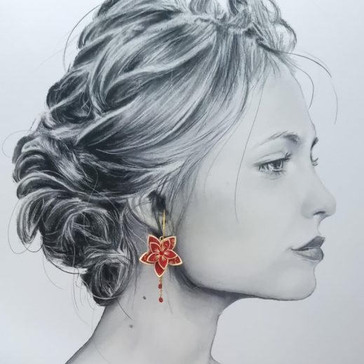 Boucles d'oreilles grandes créoles Fleurs de Tiaré en tissu japonais moiré rouge Boucles d'oreilles grandes créoles Fleurs de Tiaré en tissu japonais moiré rouge