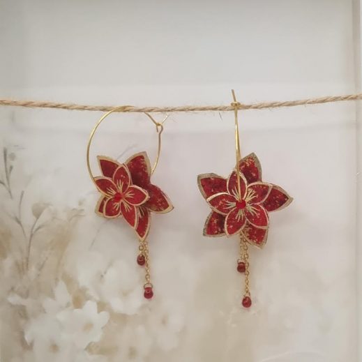 Boucles d'oreilles grandes créoles Fleurs de Tiaré en tissu japonais moiré rouge