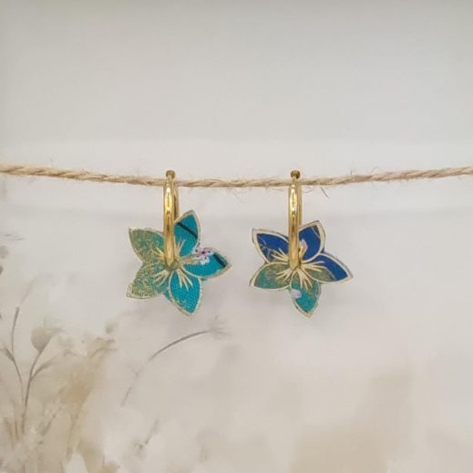 Boucles d'oreilles petites créoles fleur de tiaré en Tissu sakura bleu