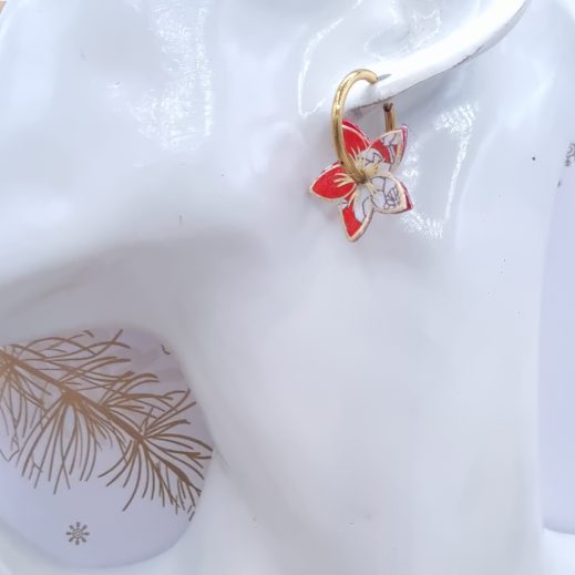 Boucles d'oreilles fleur de tiaré Réversibles en Tissu summer bloom coquelicot et sakura rouge Boucles d'oreilles fleur de tiaré Réversibles en Tissu summer bloom coquelicot et sakura rouge