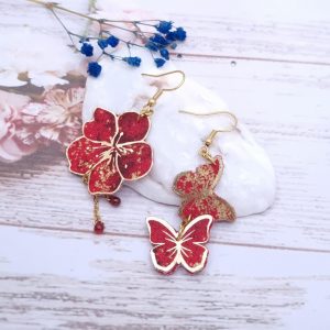 Boucles d'oreilles papillons et fleur de cerisier en tissu japonais moiré rouge