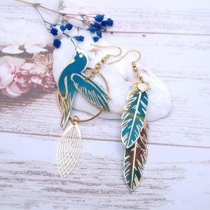 Boucles d'oreilles grand colibri et plumes en tissu émeraude fleurs dorées