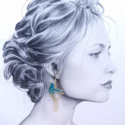 Boucles d'oreilles grand colibri et plumes en tissu émeraude fleurs dorées Boucles d'oreilles grand colibri et plumes en tissu émeraude fleurs dorées