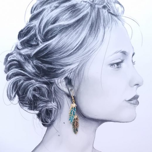 Boucles d'oreilles grand colibri et plumes en tissu émeraude fleurs dorées Boucles d'oreilles grand colibri et plumes en tissu émeraude fleurs dorées