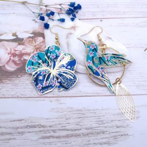 Boucles d'oreilles grand colibri et hibiscus en tissu sakura bleu