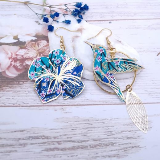 Boucles d'oreilles grand colibri et hibiscus en tissu sakura bleu