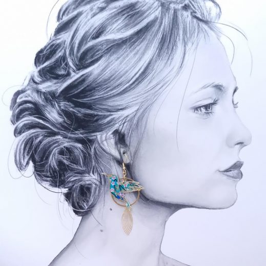 Boucles d'oreilles grand colibri et hibiscus en tissu sakura bleu Boucles d'oreilles grand colibri et hibiscus en tissu sakura bleu