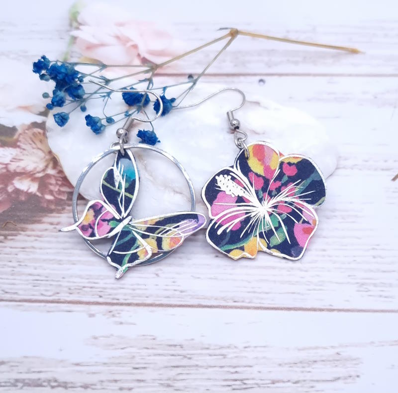 Boucles d'oreilles papillon et hibiscus en liberty dreams of summer multicolore