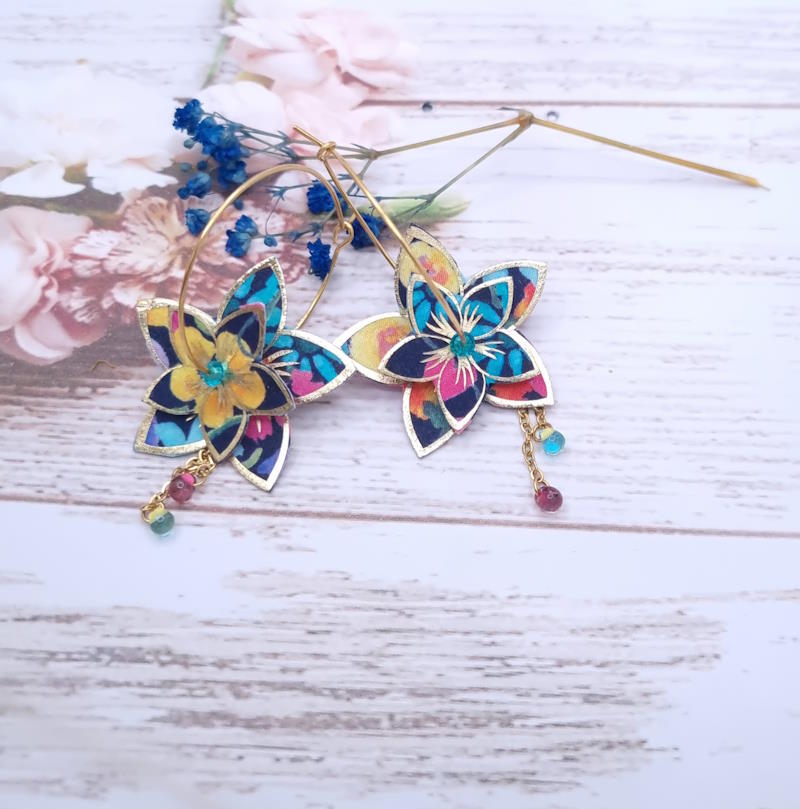 Boucles d'oreilles grandes créoles Fleurs de Tiaré en tissu liberty dreams of summer multicolore
