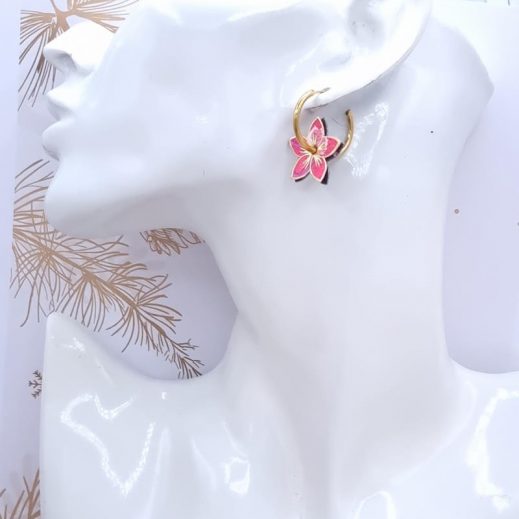 Boucles d'oreilles fleur de tiaré Réversibles en Tissu Betsy Candy kiss et erica noir Boucles d'oreilles fleur de tiaré Réversibles en Tissu Betsy Candy kiss et erica noir