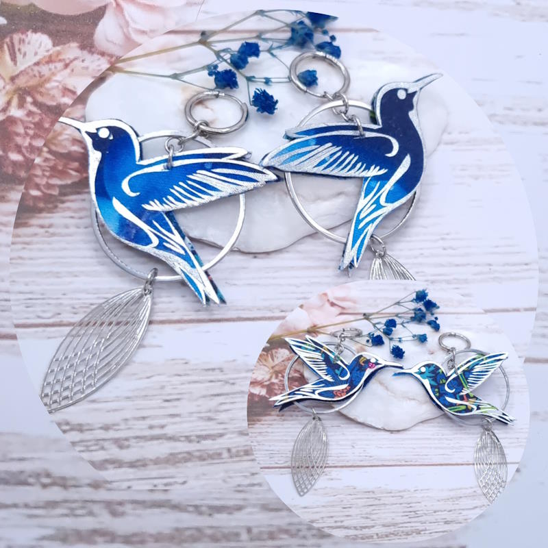 Boucles Colibris Réversibles en Tissu férie bleu et Strawberry thief denim