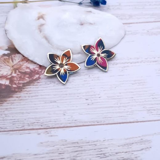 Fleur de tiaré Réversibles en Tissu liberty David joe vert et Héritage agrume pour créoles (fil 2.5mm) Fleur de tiaré Réversibles en Tissu liberty David joe vert et Héritage agrume pour créoles (fil 2.5mm)