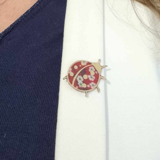Broche coccinelle en tissus liberty mitsi valéria rubis Broche coccinelle en tissus liberty mitsi valéria rubis
