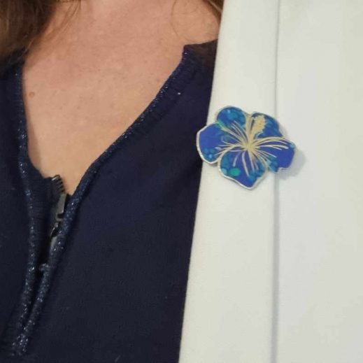 Broche Fleur d'hibiscus en TISSU Hanako bleu Broche Fleur d'hibiscus en TISSU Hanako bleu