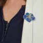 Broche Fleur d'hibiscus en TISSU Hanako bleu