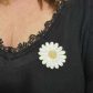 Broche Fleur marguerite en TISSU Ianthe et moiré jaune