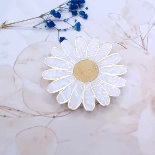 Broche Fleur marguerite en TISSU Ianthe et moiré jaune Broche Fleur marguerite en TISSU Ianthe et moiré jaune