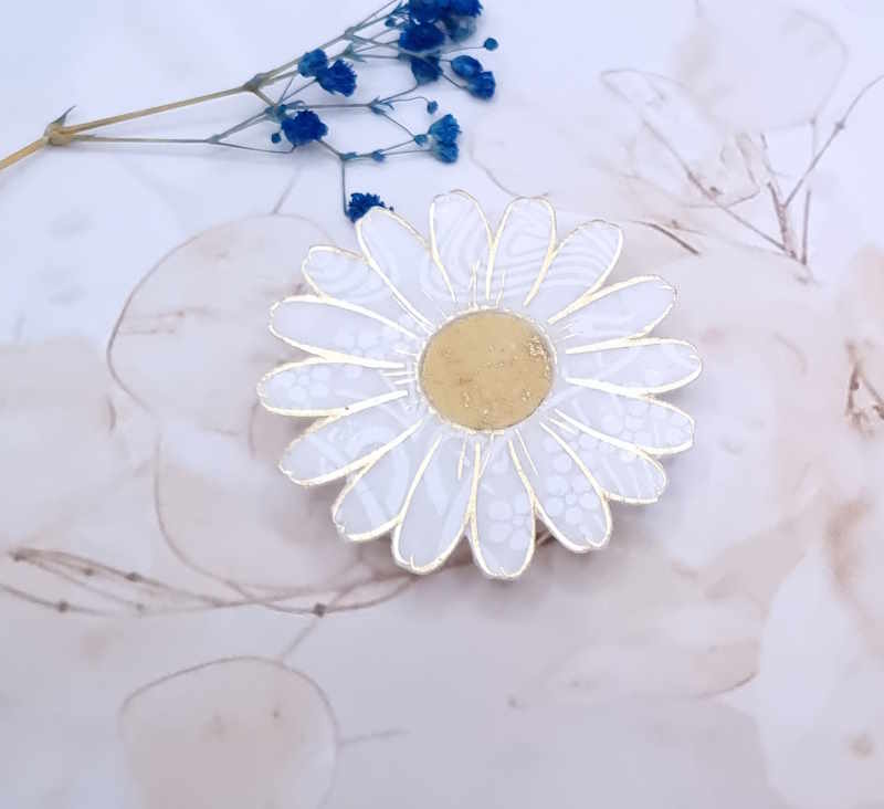 Broche Fleur marguerite en TISSU Ianthe et moiré jaune