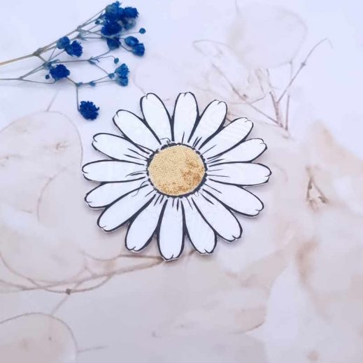 Broche Fleur marguerite en TISSU Ianthe et moiré jaune Broche Fleur marguerite en TISSU Ianthe et moiré jaune