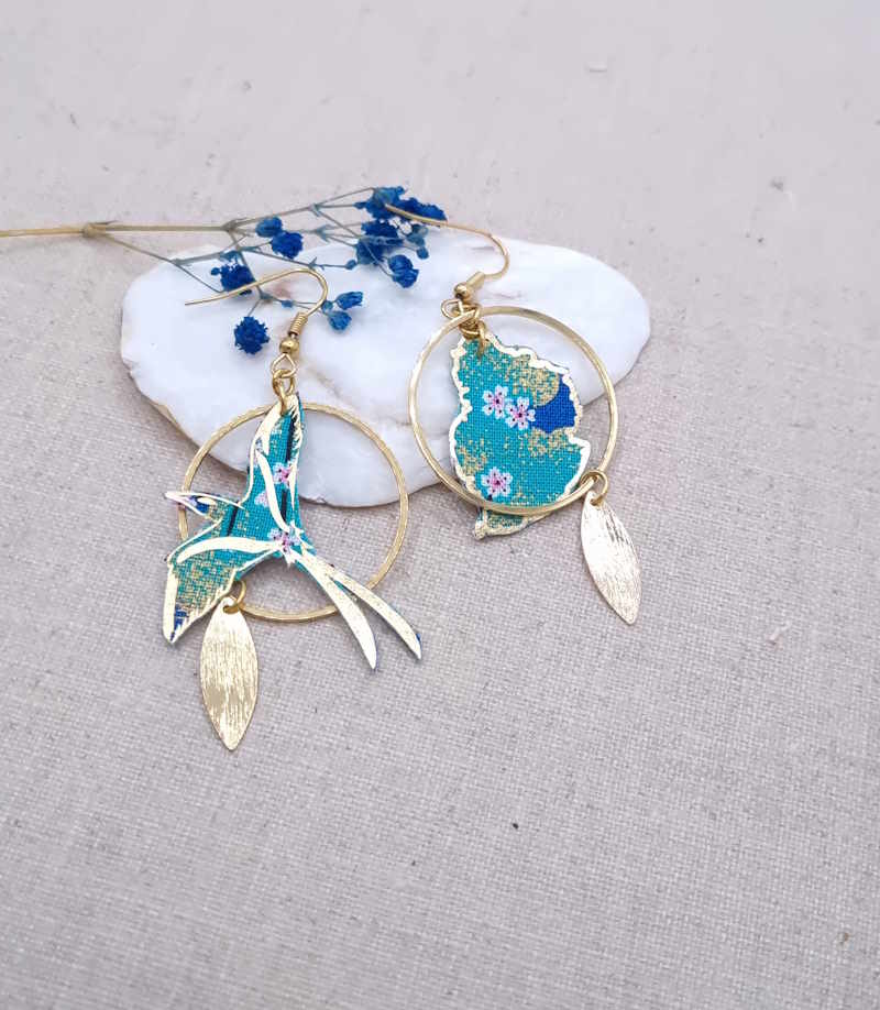 Boucles d’oreilles oiseau Paille en queue et L’île Maurice en tissu japonais Sakura bleu