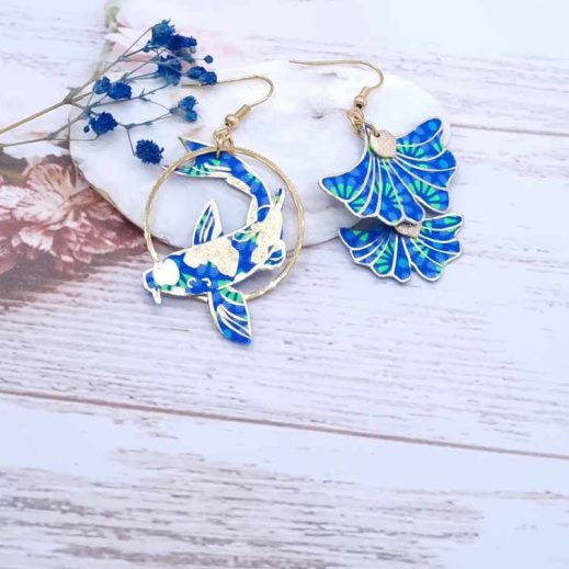 Boucles d'oreilles Gingko et carpe koi en Tissu Petit Pan Zazen outremer Boucles d'oreilles Gingko et carpe koi en Tissu Petit Pan Zazen outremer